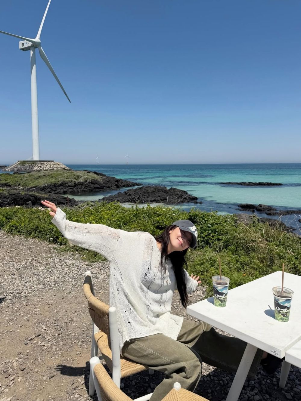Jisoo衝去濟州島渡假啦！社群大曬出遊美照、濟州島必去「彩虹海岸公路」6大同款打卡點整理好了！-5