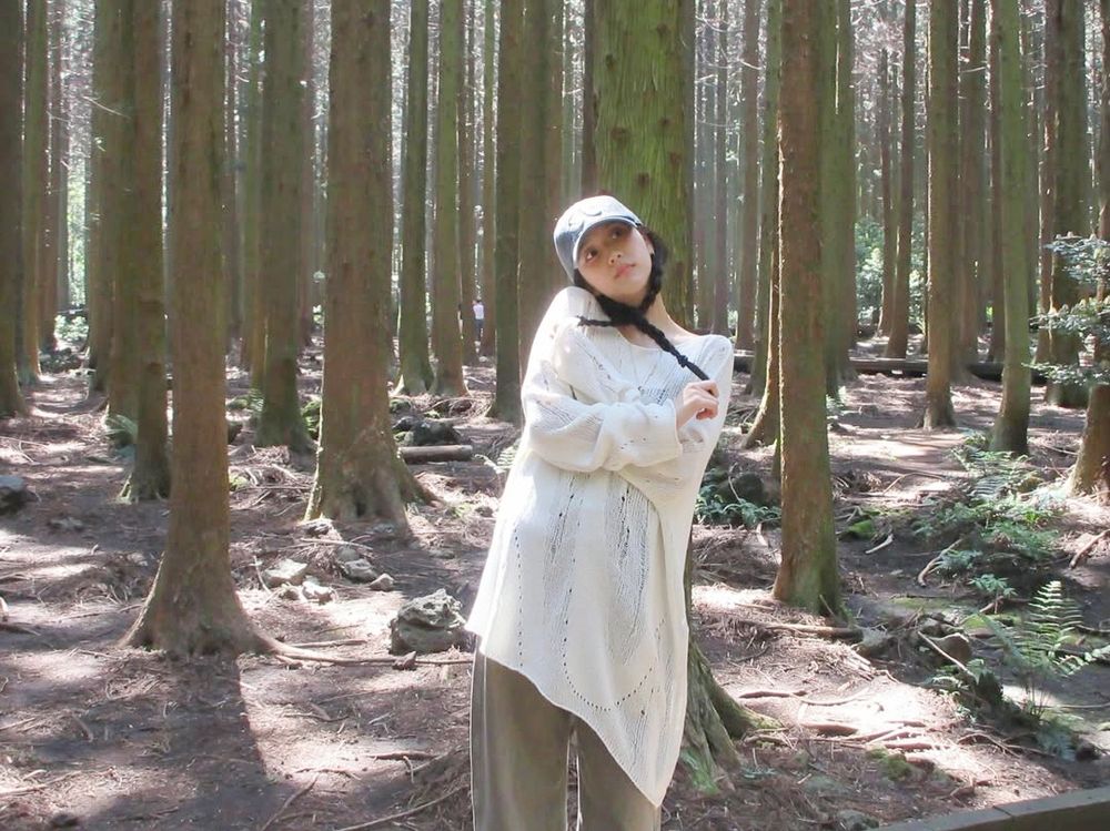 Jisoo衝去濟州島渡假啦！社群大曬出遊美照、濟州島必去「彩虹海岸公路」6大同款打卡點整理好了！-7