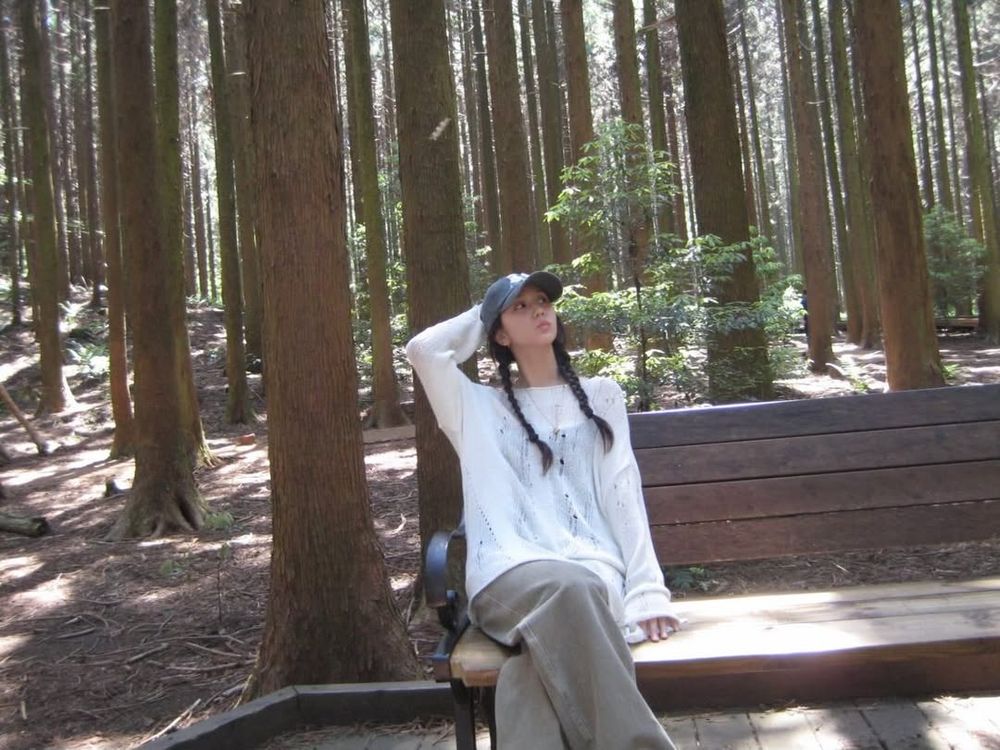 Jisoo衝去濟州島渡假啦！社群大曬出遊美照、濟州島必去「彩虹海岸公路」6大同款打卡點整理好了！-8