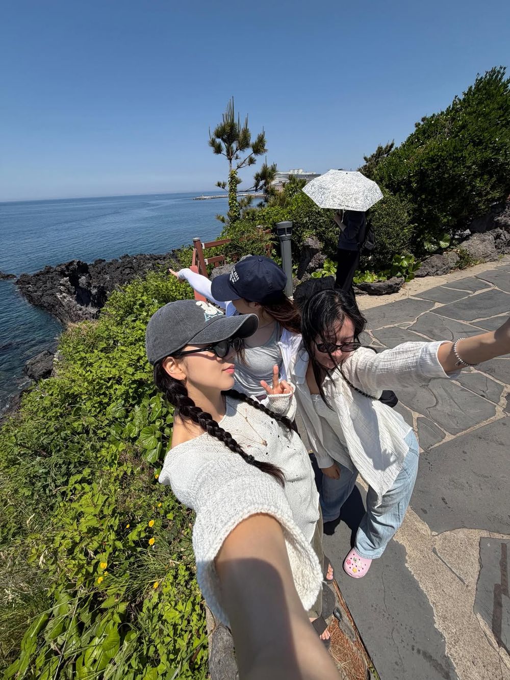 Jisoo衝去濟州島渡假啦！社群大曬出遊美照、濟州島必去「彩虹海岸公路」6大同款打卡點整理好了！-9
