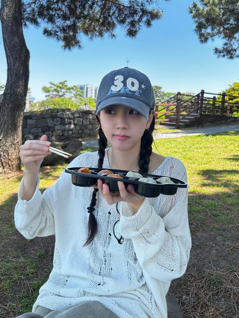 Jisoo衝去濟州島渡假啦！社群大曬出遊美照、濟州島必去「彩虹海岸公路」6大同款打卡點整理好了！-17