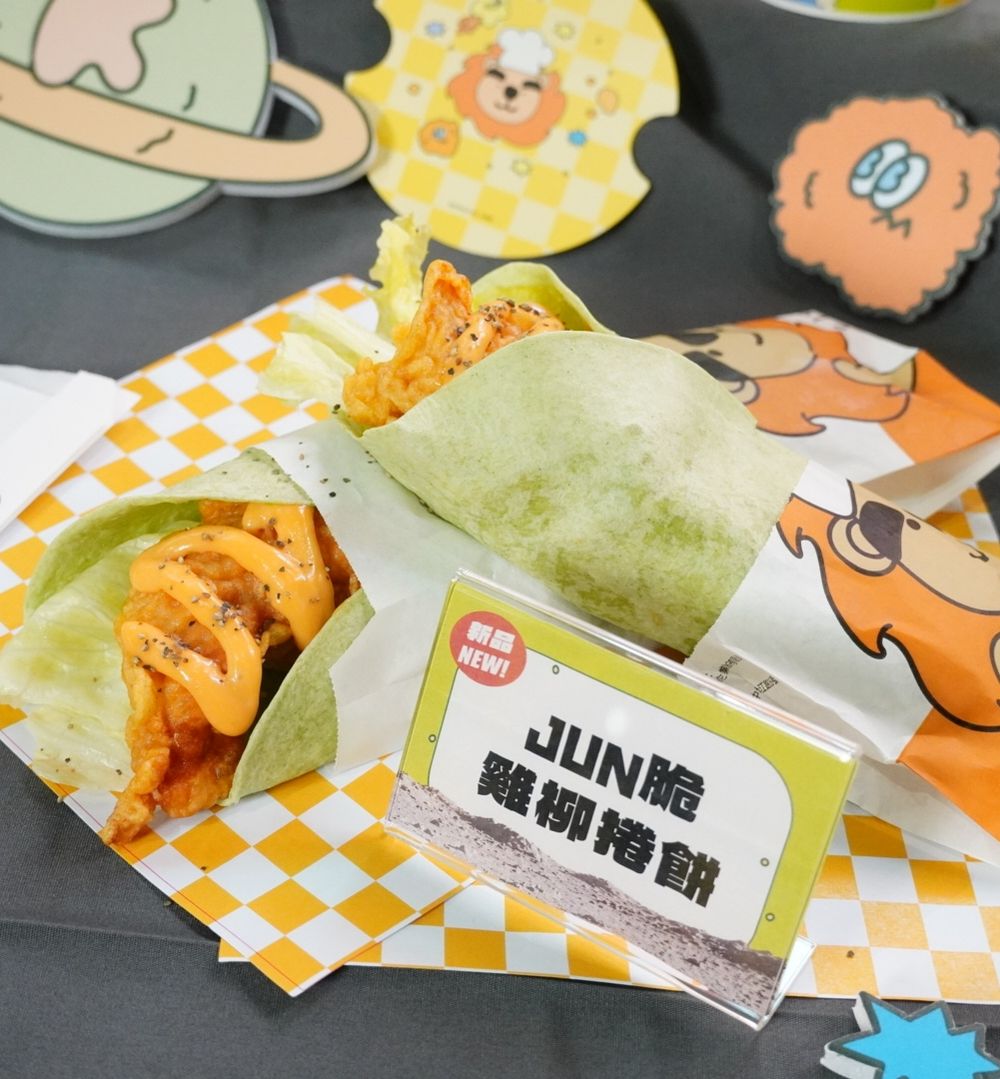 炸雞大獅跟KINGJUN聯名啦！超可愛「炸雞蠢兔零錢包&帆布袋」必買、還有聯名雞柳捲餅要吃！-11