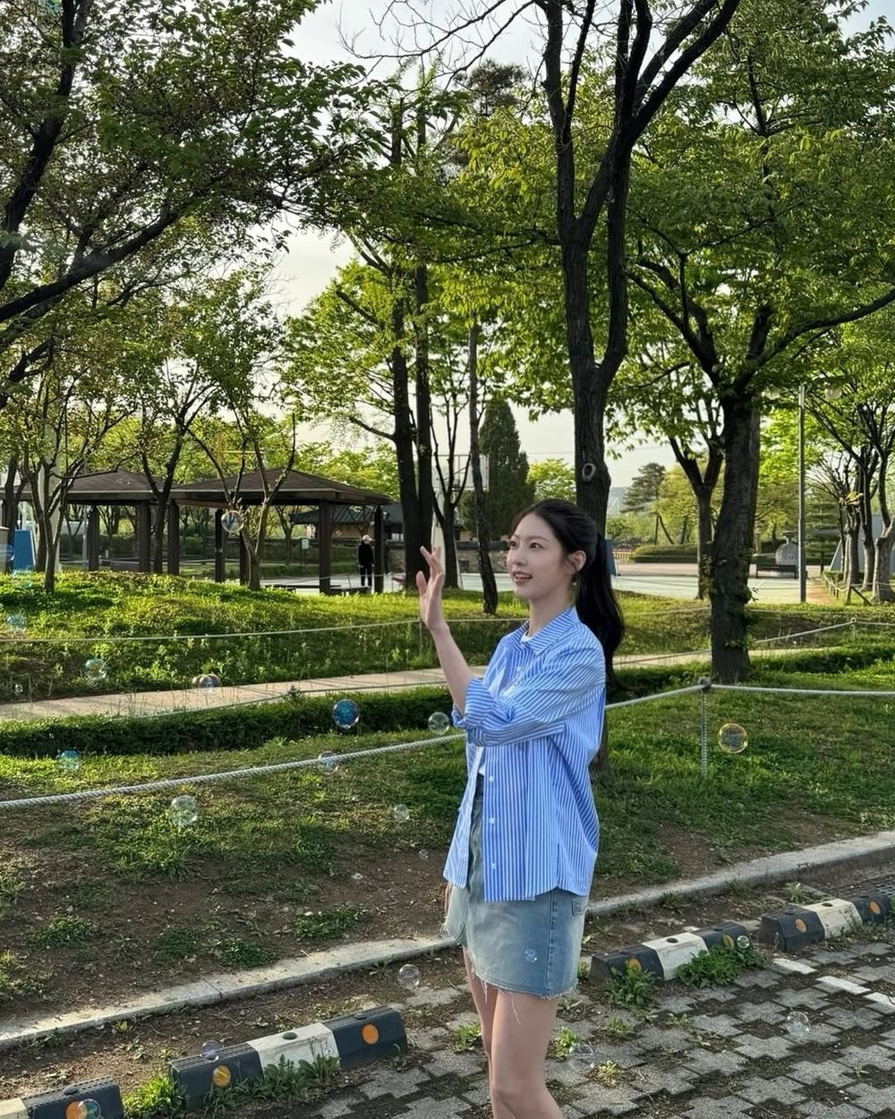 夏天短裙怎麼穿才時髦？韓妞6招「小心機秘訣」悄悄公開！長靴混搭、搭配腰鏈...回頭率超高！-3