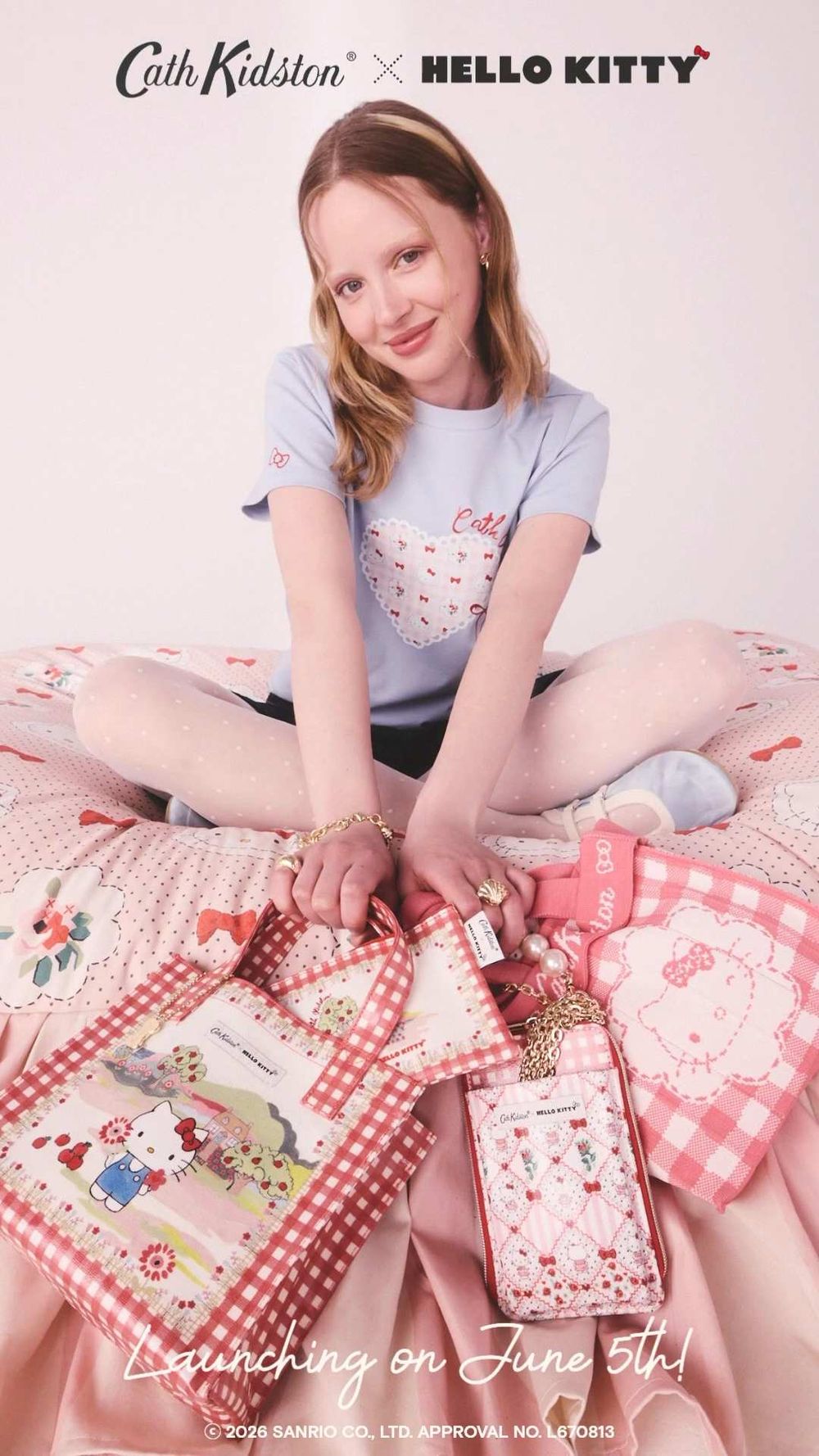 Cath Kidston最新Kitty聯名可愛發瘋！貓貓害羞臉紅吊飾、荷葉邊托特包...這波真的忍不住！-3