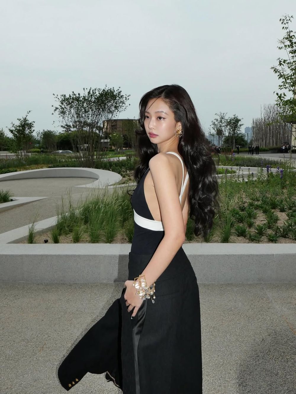Jennie狂發美照！香奈兒工坊大秀「兩套性感造型」細節公開、表演戰袍真的美辣天花板！-4