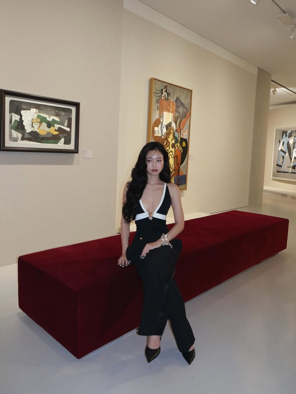 Jennie狂發美照！香奈兒工坊大秀「兩套性感造型」細節公開、表演戰袍真的美辣天花板！-3