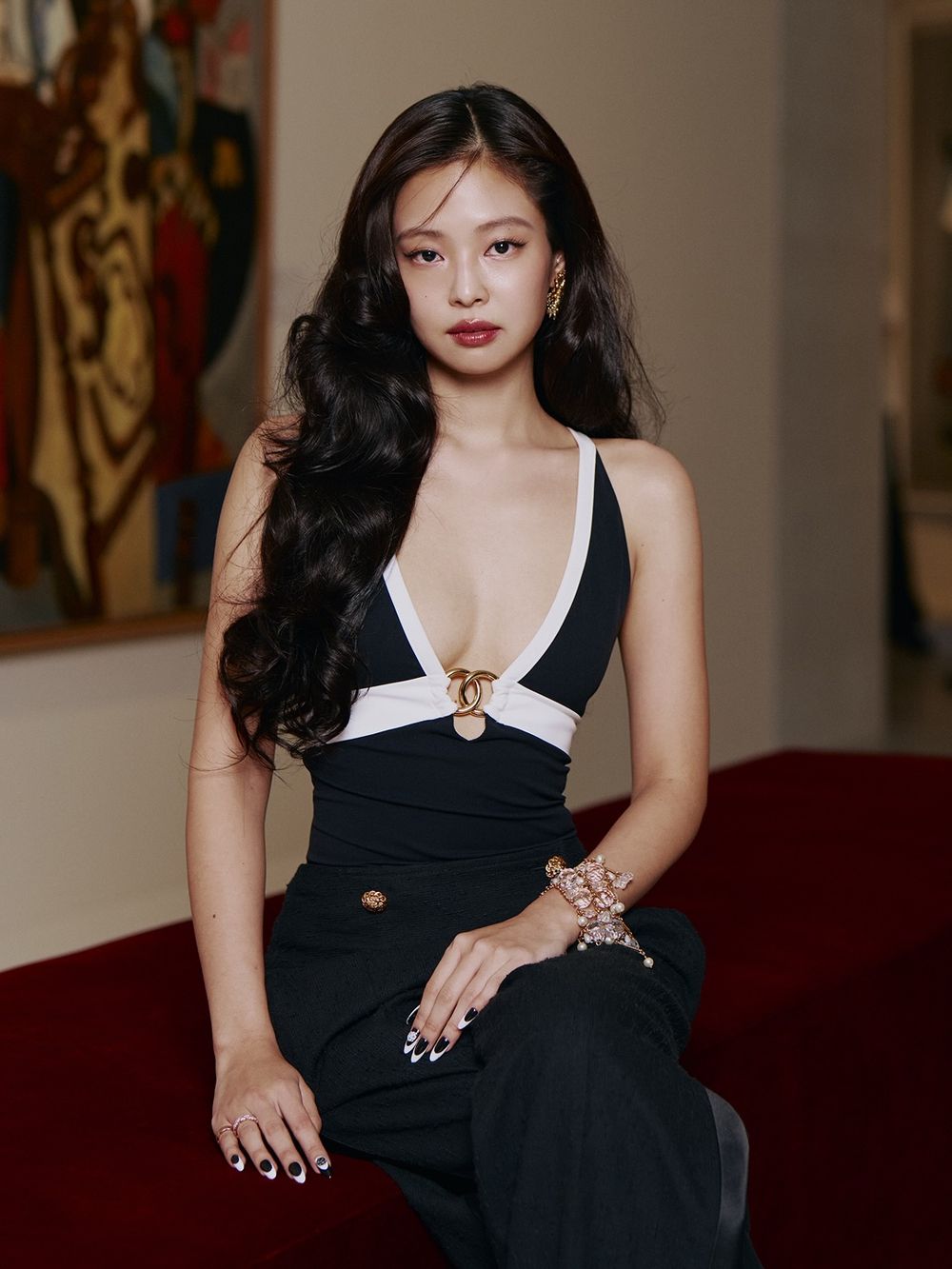 Jennie狂發美照！香奈兒工坊大秀「兩套性感造型」細節公開、表演戰袍真的美辣天花板！-5
