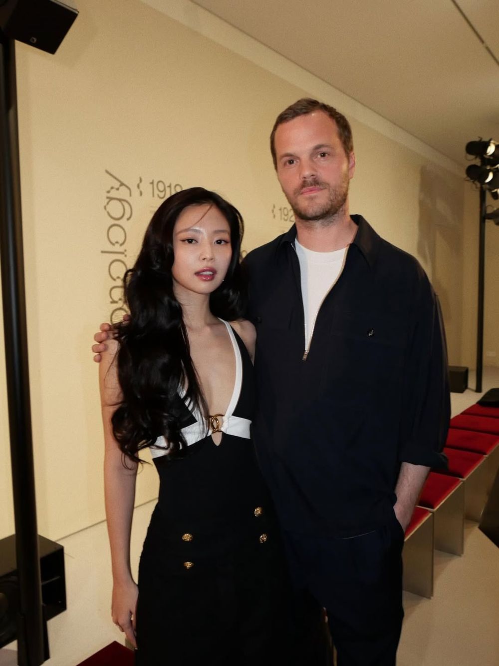 Jennie狂發美照！香奈兒工坊大秀「兩套性感造型」細節公開、表演戰袍真的美辣天花板！-2