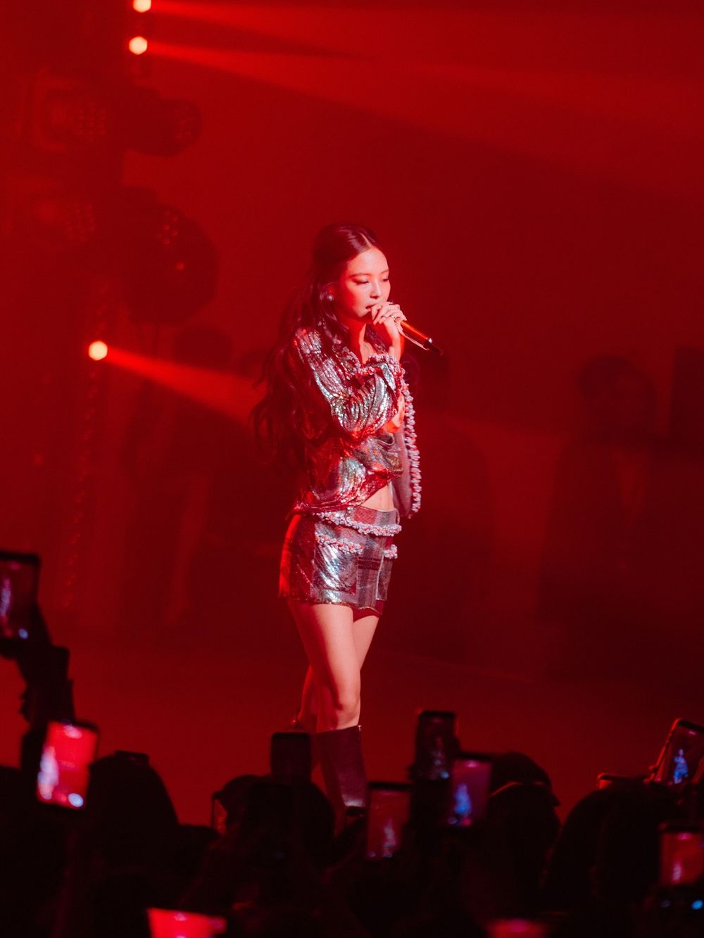 Jennie狂發美照！香奈兒工坊大秀「兩套性感造型」細節公開、表演戰袍真的美辣天花板！-7