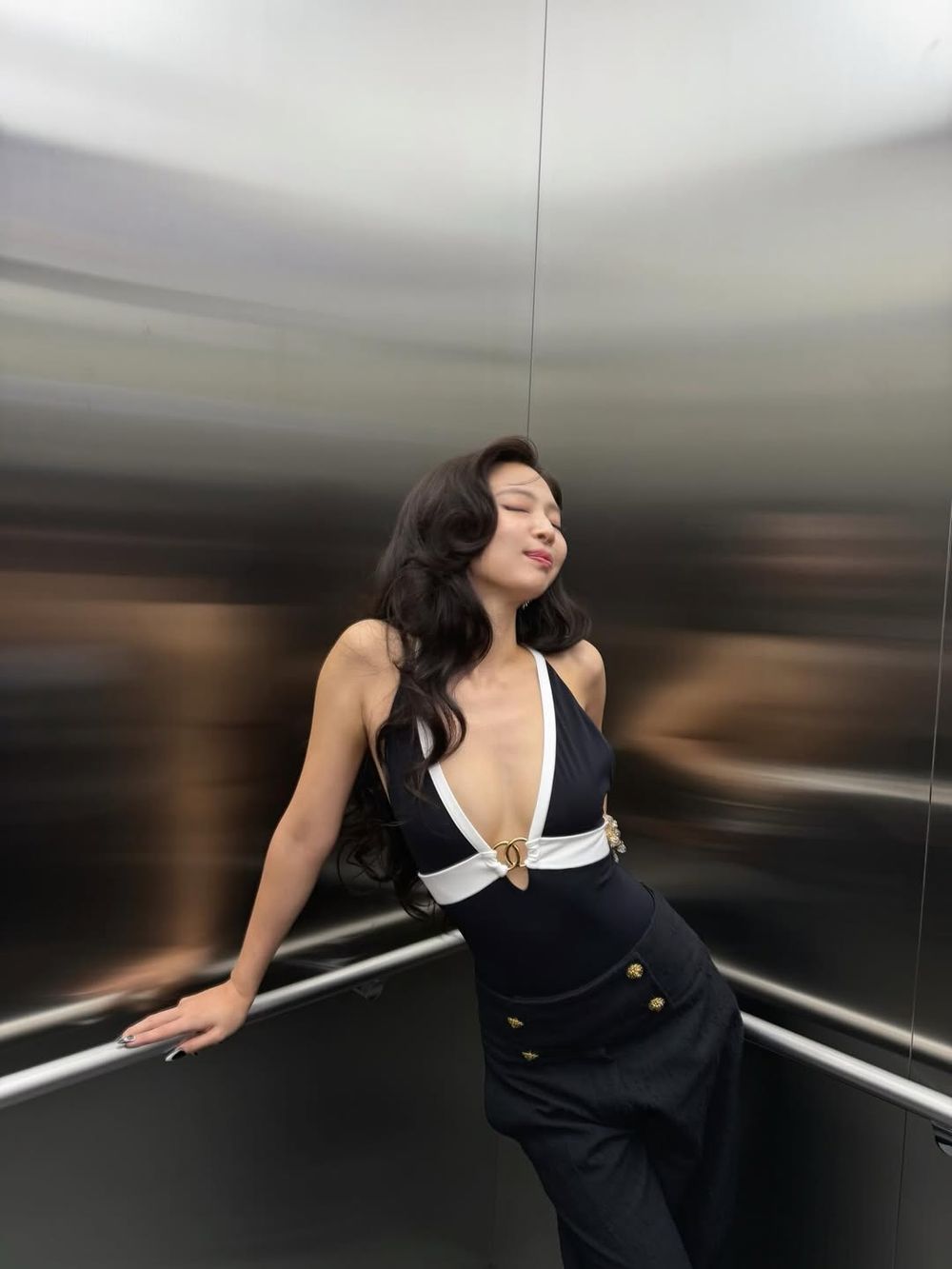 Jennie狂發美照！香奈兒工坊大秀「兩套性感造型」細節公開、表演戰袍真的美辣天花板！-9