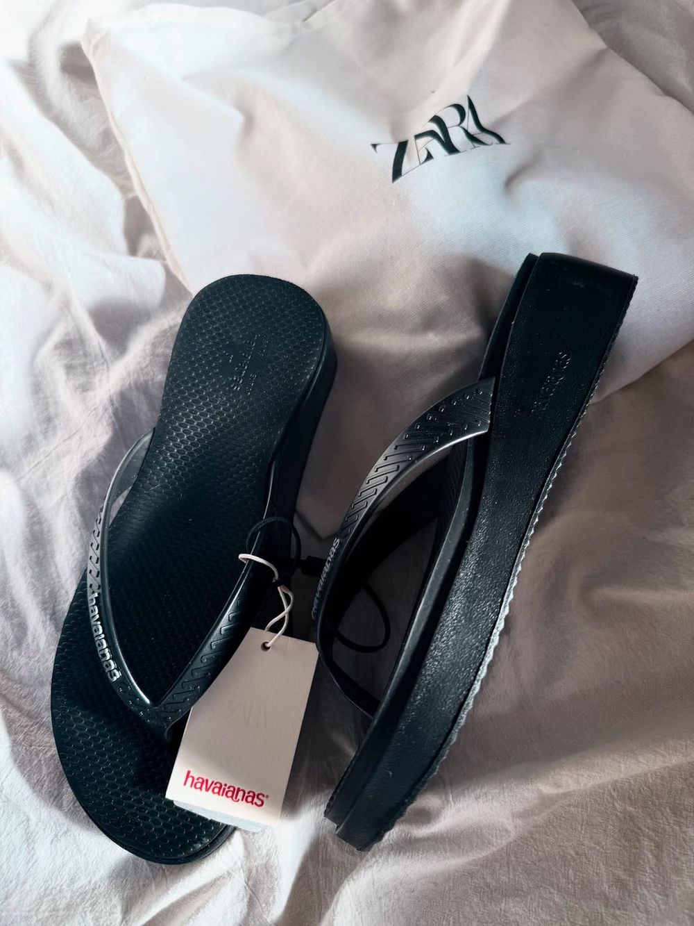 ZARA和夾腳拖之王Havaianas聯名了！低調高級「方頭拖鞋、厚底夾腳拖」官網現貨光速消失！-2