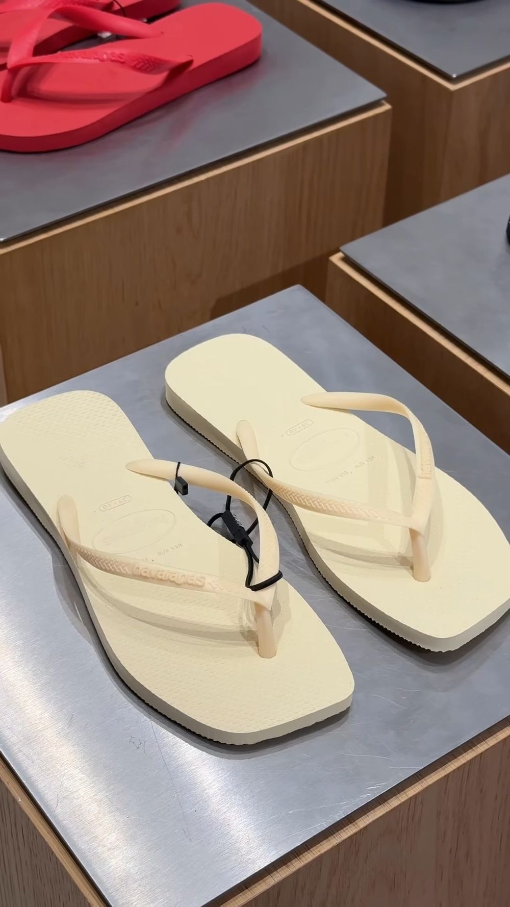 ZARA和夾腳拖之王Havaianas聯名了！低調高級「方頭拖鞋、厚底夾腳拖」官網現貨光速消失！-4