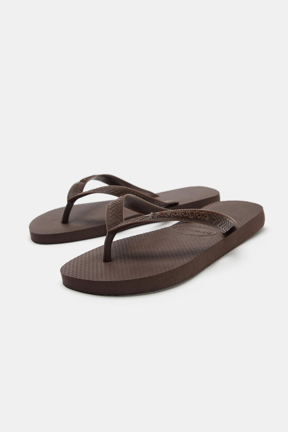 ZARA和夾腳拖之王Havaianas聯名了！低調高級「方頭拖鞋、厚底夾腳拖」官網現貨光速消失！-10