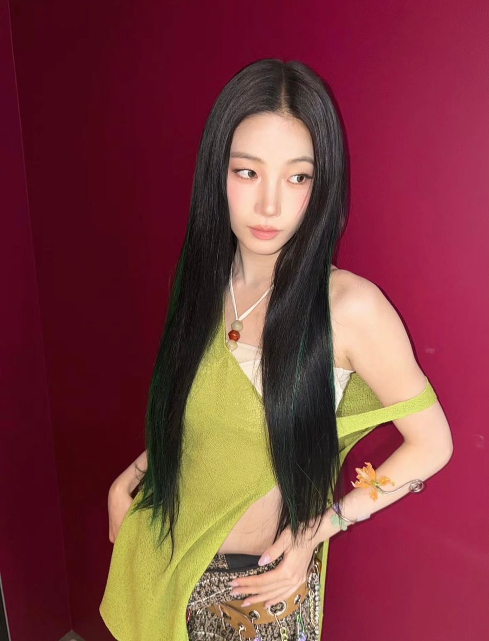 讓人哭笑不得的「KPOP偶像隱藏個人技」超圈粉！TXT秀彬3秒吃西瓜、泰亨「手臂上有大象」？-11