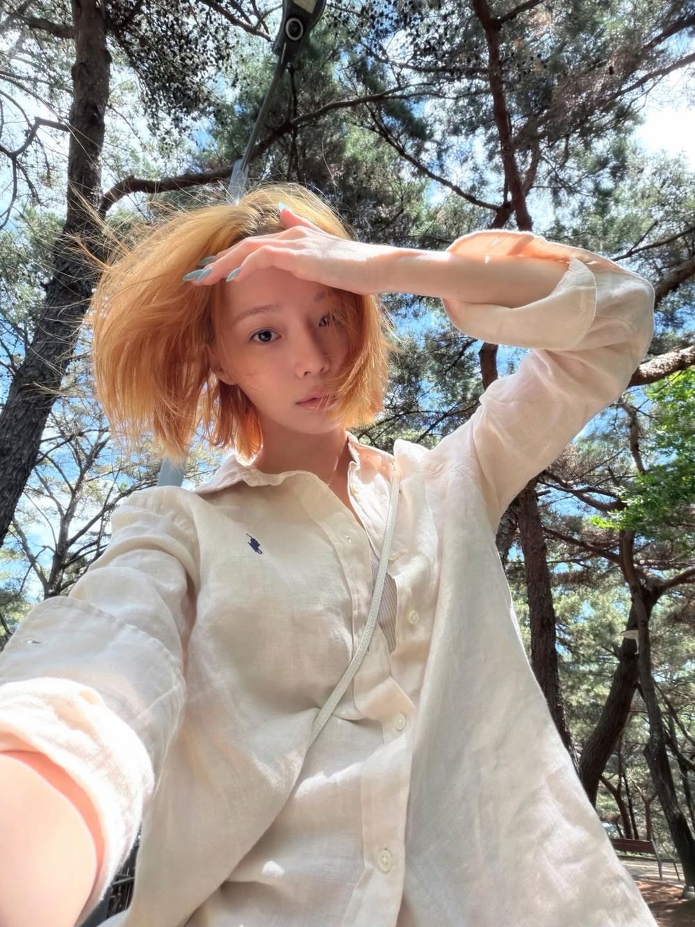 夏天襯衫這樣穿超涼！6個防曬降溫「襯衫穿搭技巧」一次學會！韓妞今年又重回亞麻材質懷抱！-9