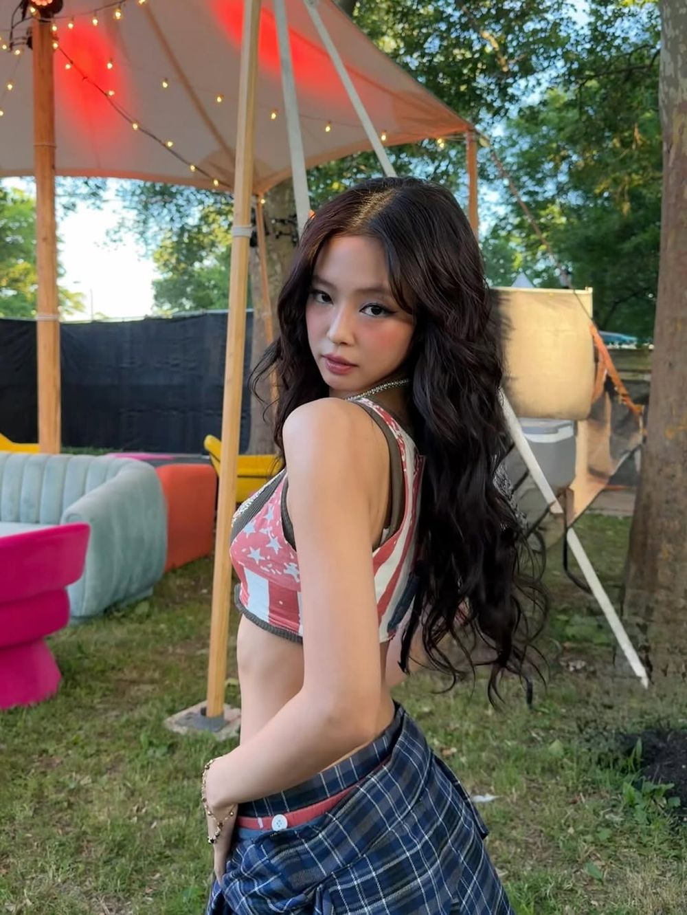 辣翻紐約！Jennie首登Gov Ball音樂節！「大露蠻腰、牙鑽造型」引爆話題！腳上戰靴再度翻牌STAND OIL-7