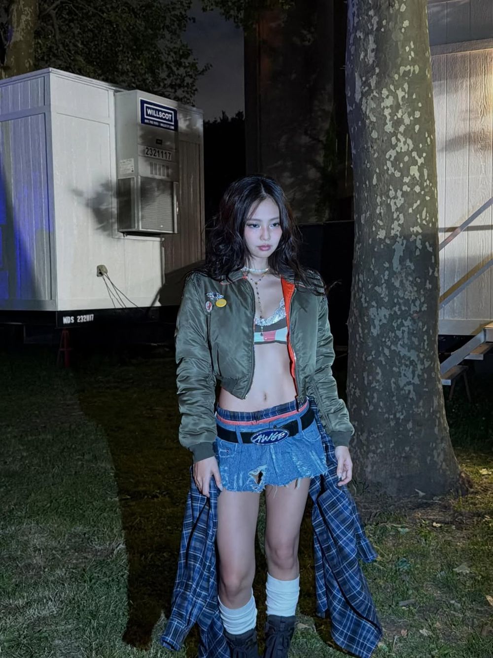 辣翻紐約！Jennie首登Gov Ball音樂節！「大露蠻腰、牙鑽造型」引爆話題！腳上戰靴再度翻牌STAND OIL-3