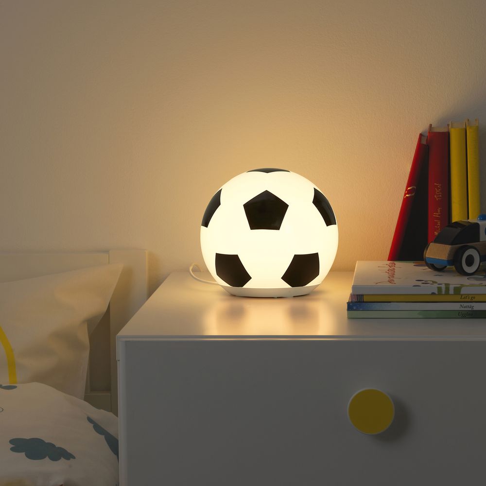 2026世足賽必買應援小物都在IKEA！可愛實用「足球造型桌燈、足球場浴巾」百元就能帶回家！-2