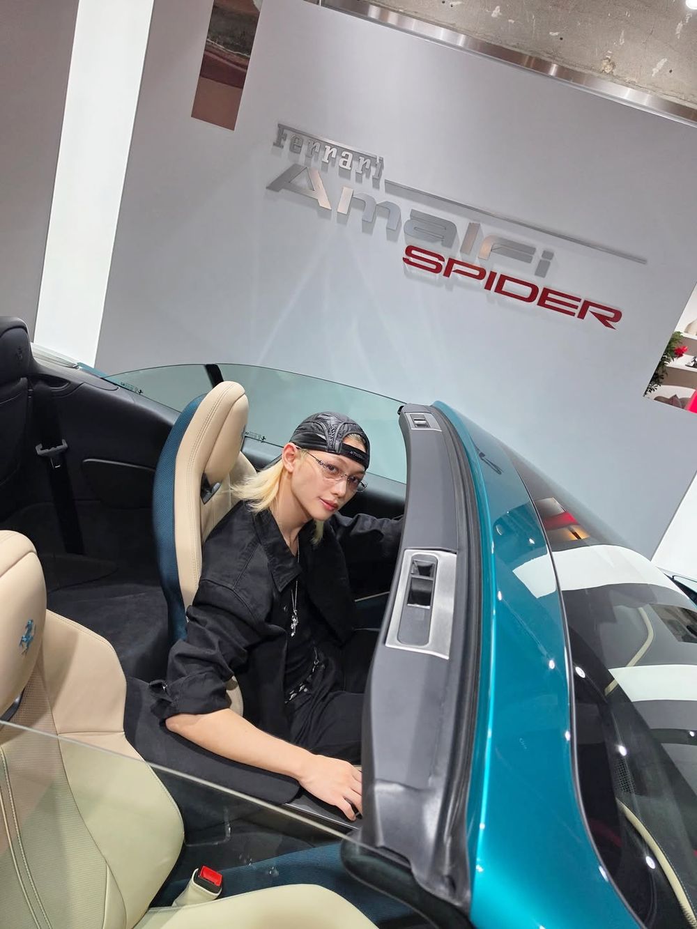 搭車的隊伍從這裡開始嗎？SKZ Felix社群狂曬「藍色法拉利」帥氣合照、網友：難道又有新合作？-7