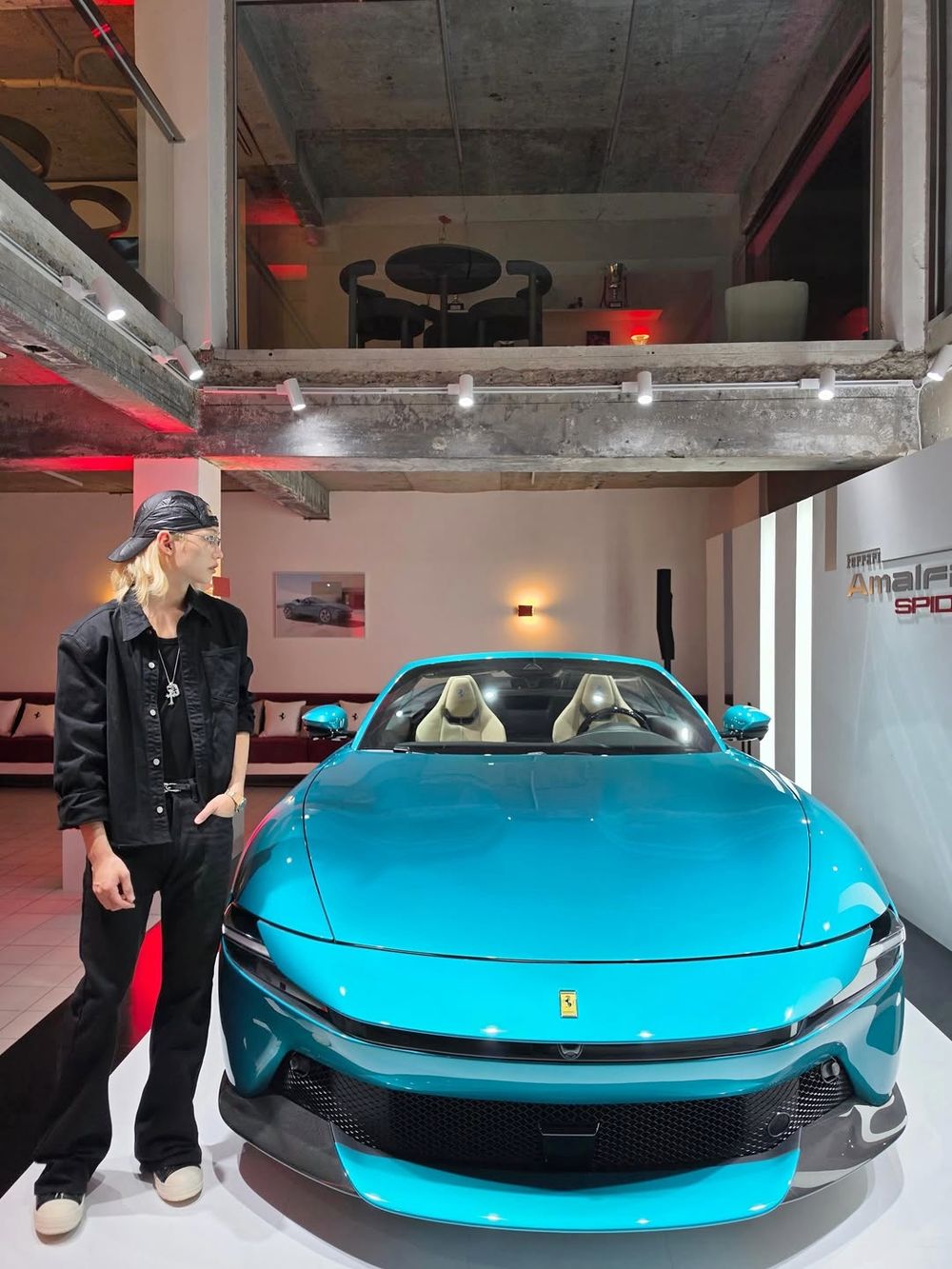 搭車的隊伍從這裡開始嗎？SKZ Felix社群狂曬「藍色法拉利」帥氣合照、網友：難道又有新合作？-8