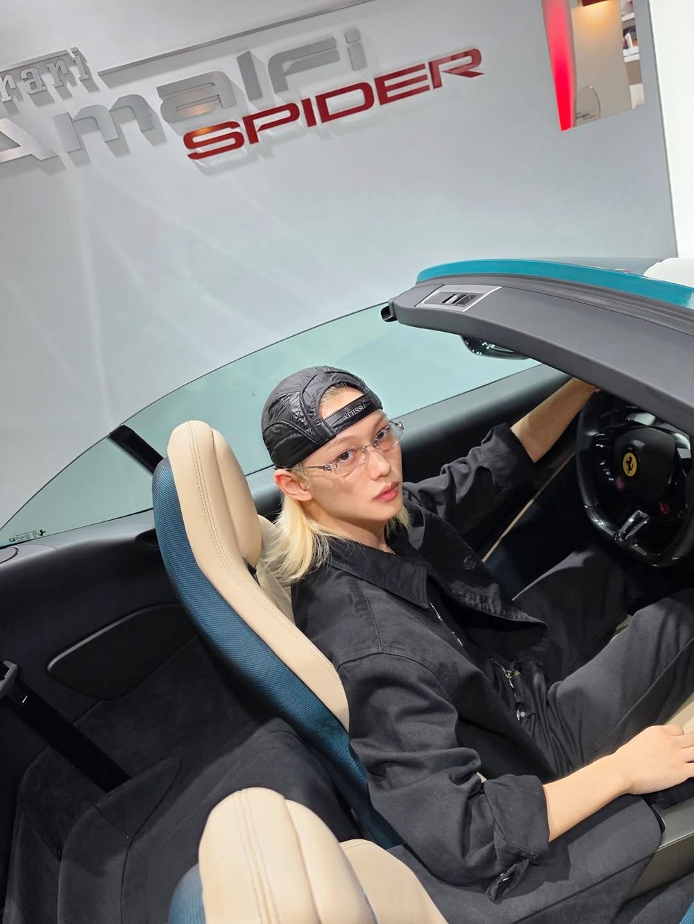 搭車的隊伍從這裡開始嗎？SKZ Felix社群狂曬「藍色法拉利」帥氣合照、網友：難道又有新合作？-6