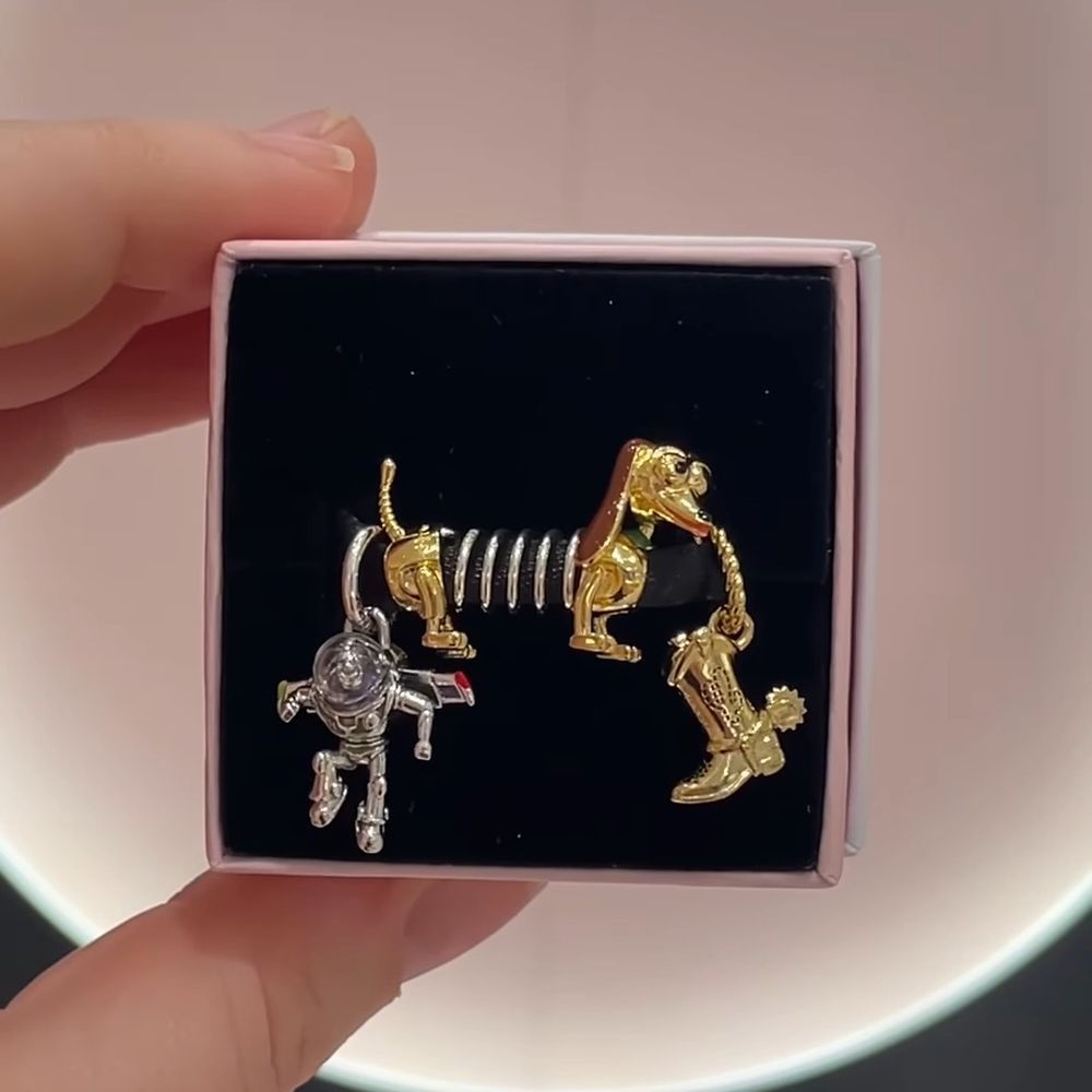 童年回憶來襲！Pandora《玩具總動員》聯名曝光！「彈簧狗、三眼怪」串飾爆可愛、限定珠寶盒外面買不到！-9