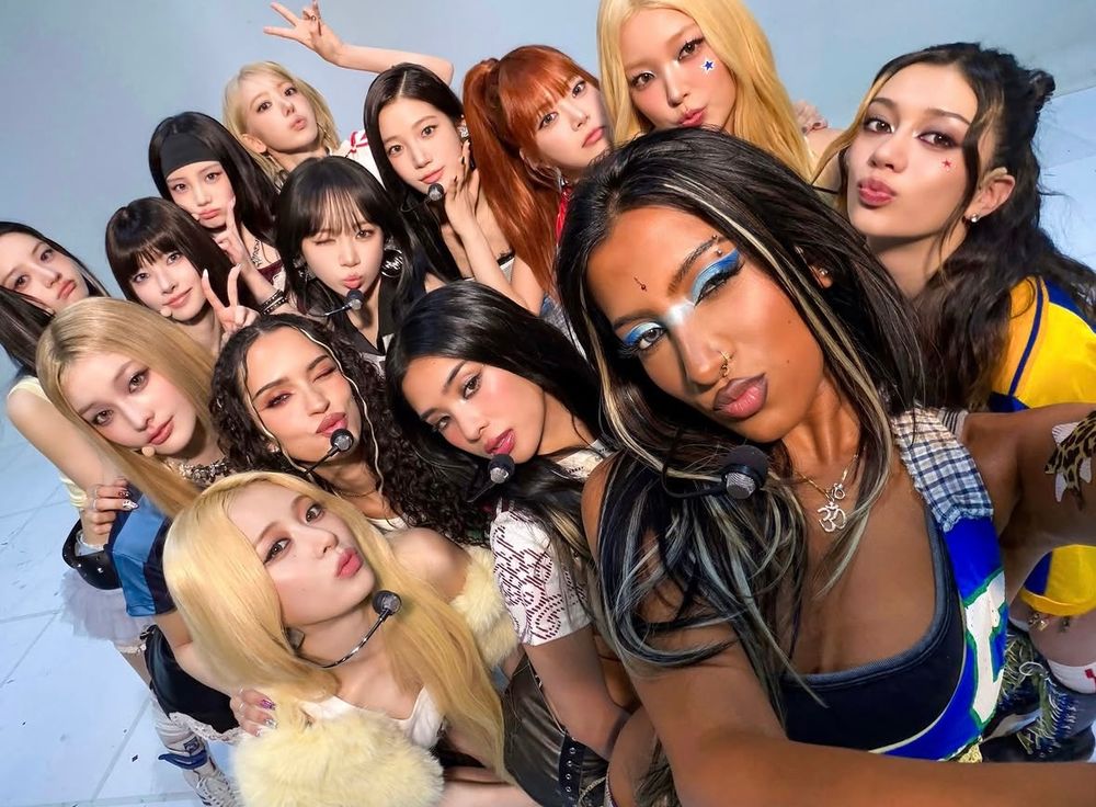 HYBE女團夢幻聯動！LE SERRAFIM x ILLIT x KATSEYE登打歌舞台，洗腦單曲正式上線！-2