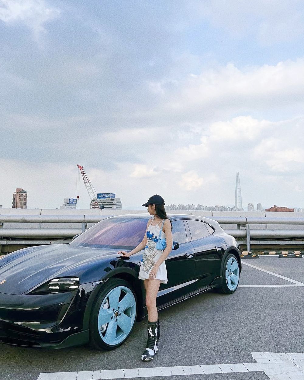 韓星都開哪台名車？TWICE子瑜買保時捷當生日禮物、Felix最愛「這台法拉利」顏色美翻！-11