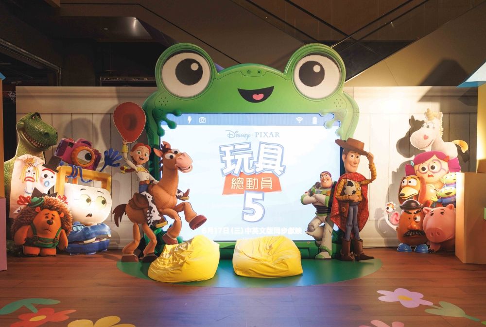 2026全台《玩具總動員5》聯名懶人包！7-11彈簧狗周邊、哈根達斯三眼怪蛋糕Q翻，還能把自己放進玩具盒！-14