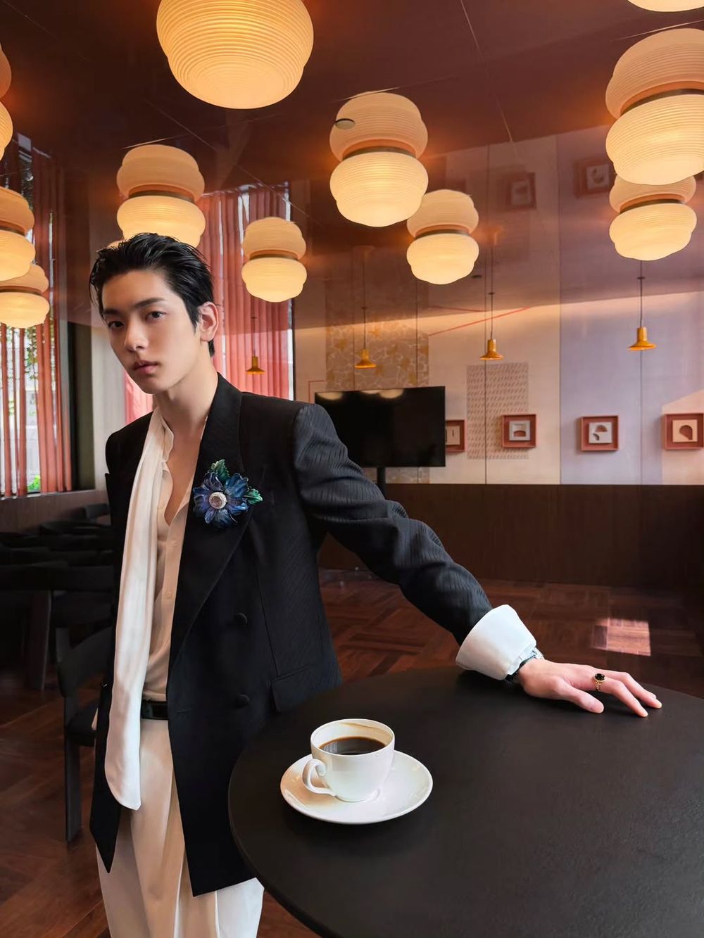 「富家少爺版」的TXT秀彬來了！現身Dolce&Gabbana男裝大秀「後梳油頭、襯衫微開」性感爆炸！-10