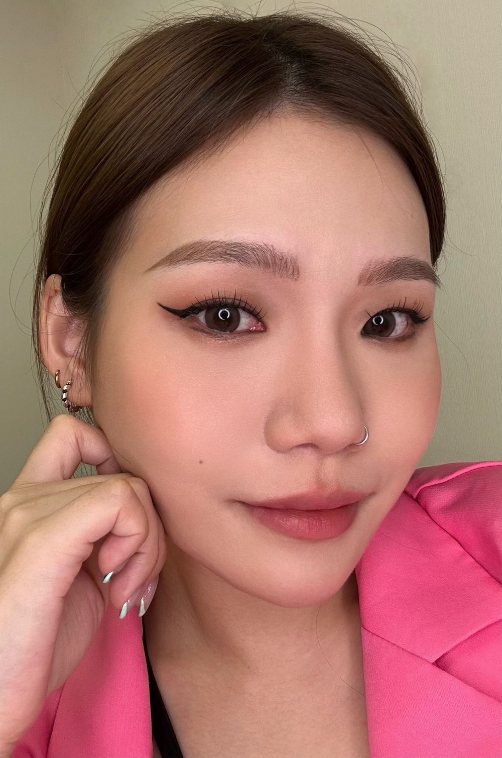 女團級深邃眼神必看！Benefit＆美若康強強聯手，眉眼結構化妝技巧搭配隱形眼鏡，輕鬆實現水汪汪立體眼神！-2