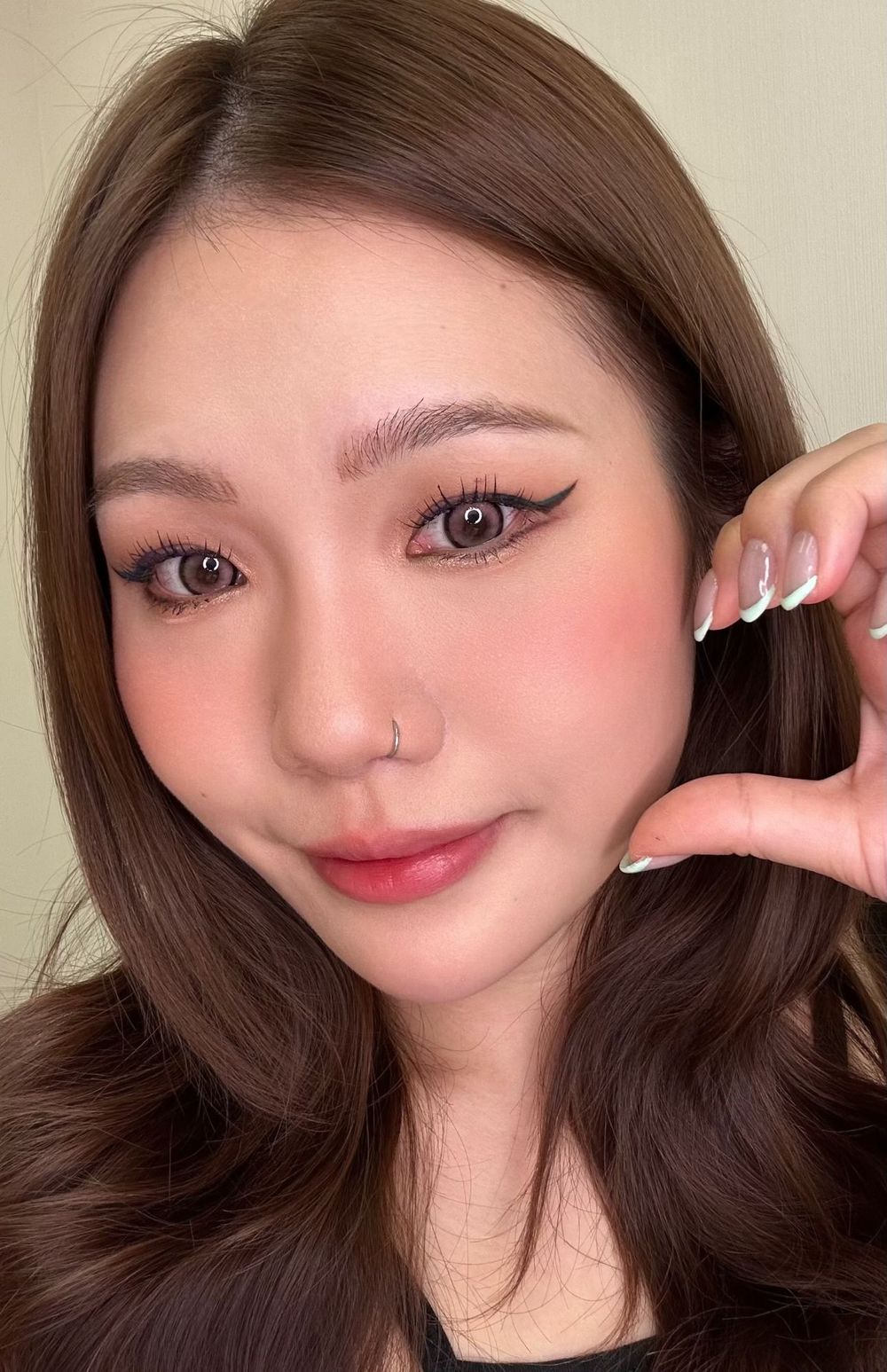 女團級深邃眼神必看！Benefit＆美若康強強聯手，眉眼結構化妝技巧搭配隱形眼鏡，輕鬆實現水汪汪立體眼神！-4
