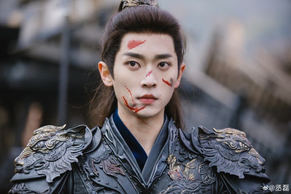 《莫離》丞磊禁慾將軍魅力爆發！晉升倩碧彩妝大使再圈粉，私下愛香根本男友香範本、一噴秒變行走費洛蒙！-6