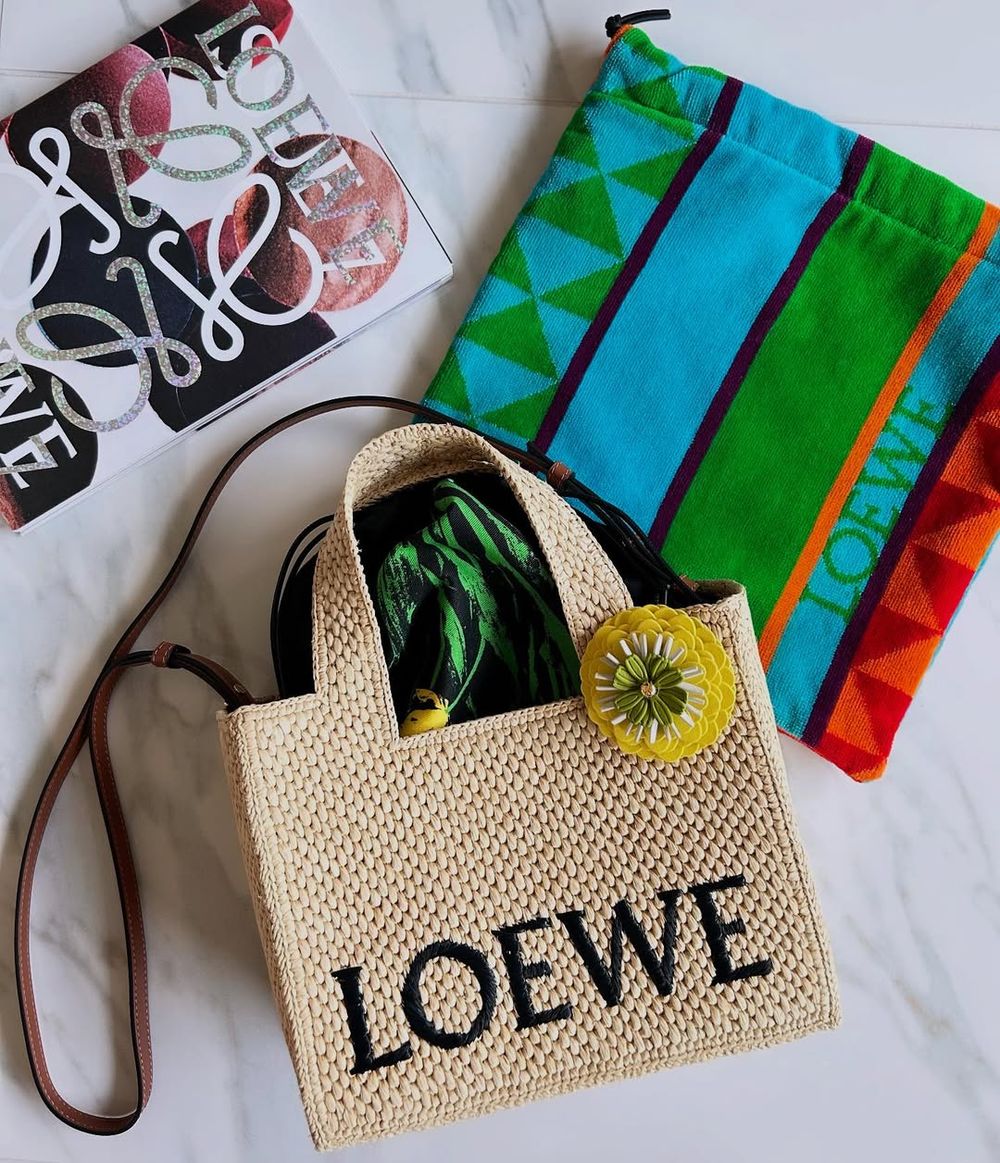 把夏天背在身上！2026八款「精品草編包」推薦！LOEWE、PRADA根本度假拍照神搭檔！-10