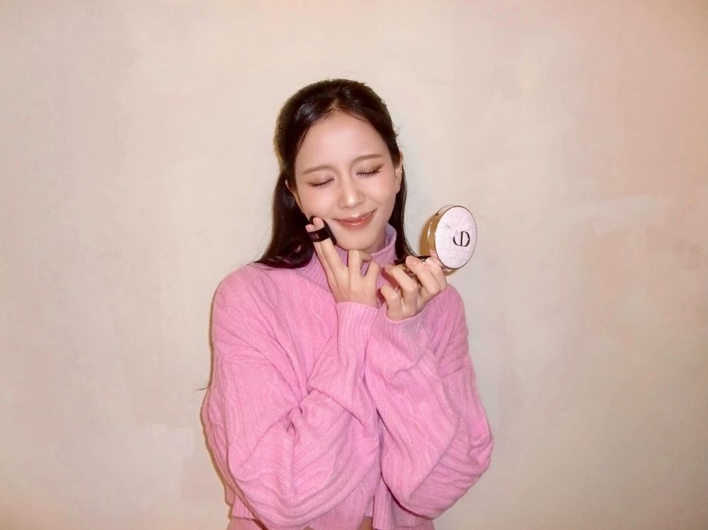 JISOO同款DIOR蝴蝶結氣墊來了！三款粉嫩高訂外殼美翻，濾鏡柔焦、水光持妝底妝新品一次看！-13