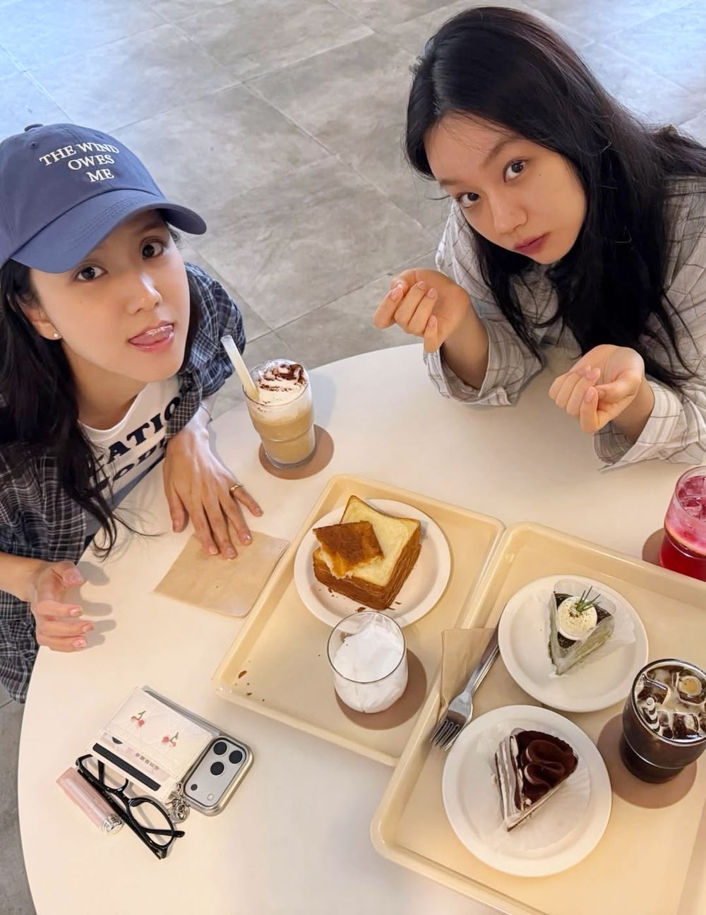 Jisoo小公主姐妹聚會都去哪？IG狂曬超可愛惠利&鄭好娟閨蜜合照、同款咖啡廳找到了！-12