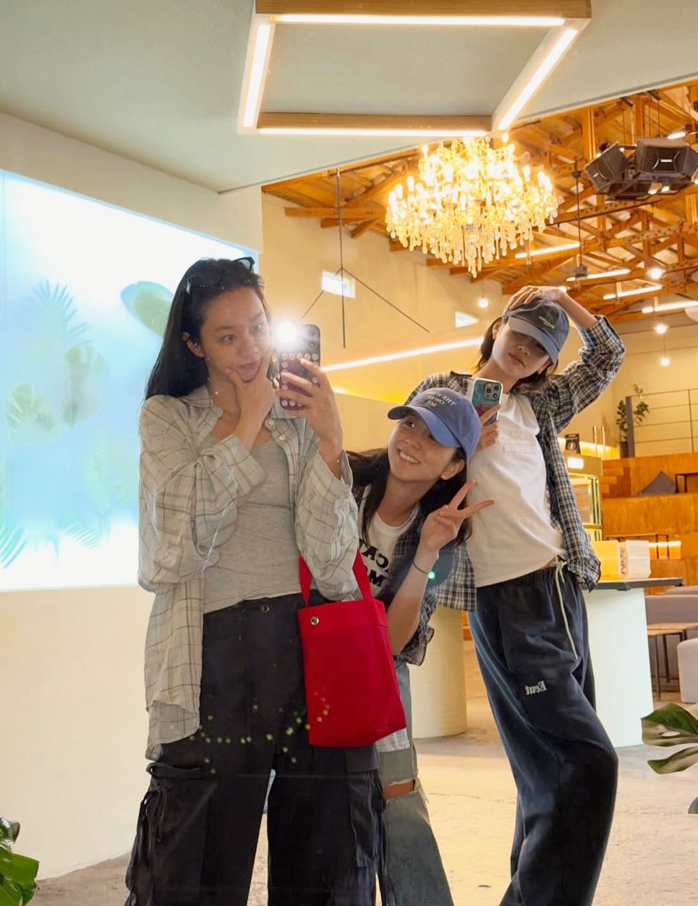 Jisoo小公主姐妹聚會都去哪？IG狂曬超可愛惠利&鄭好娟閨蜜合照、同款咖啡廳找到了！-3