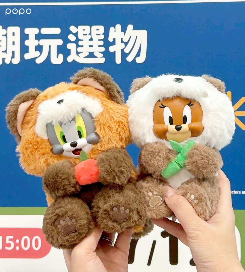 7-11開賣《湯姆貓與傑利鼠》周邊！超可愛「丹寧吊帶褲湯姆貓玩偶、泰菲吊飾+牛仔包」全都想買！-7