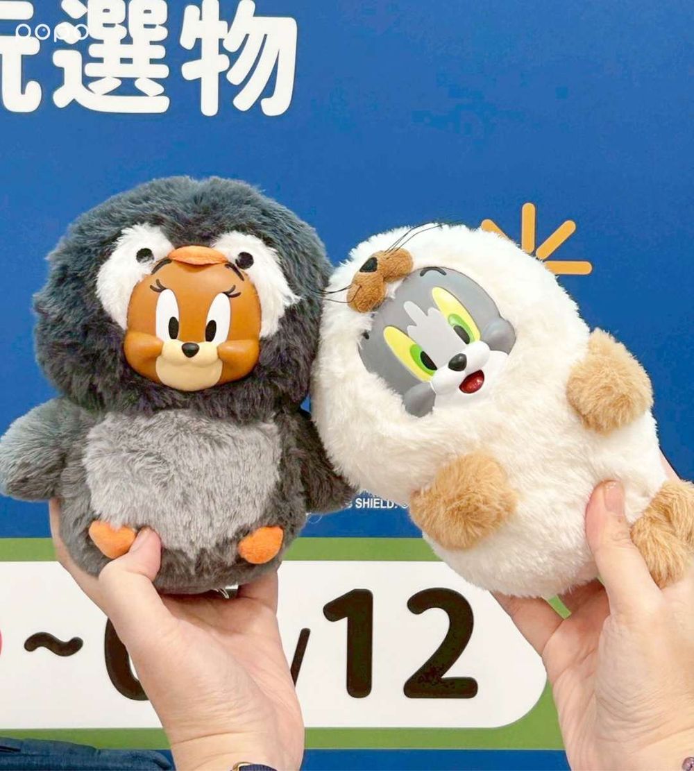 7-11開賣《湯姆貓與傑利鼠》周邊！超可愛「丹寧吊帶褲湯姆貓玩偶、泰菲吊飾+牛仔包」全都想買！-6