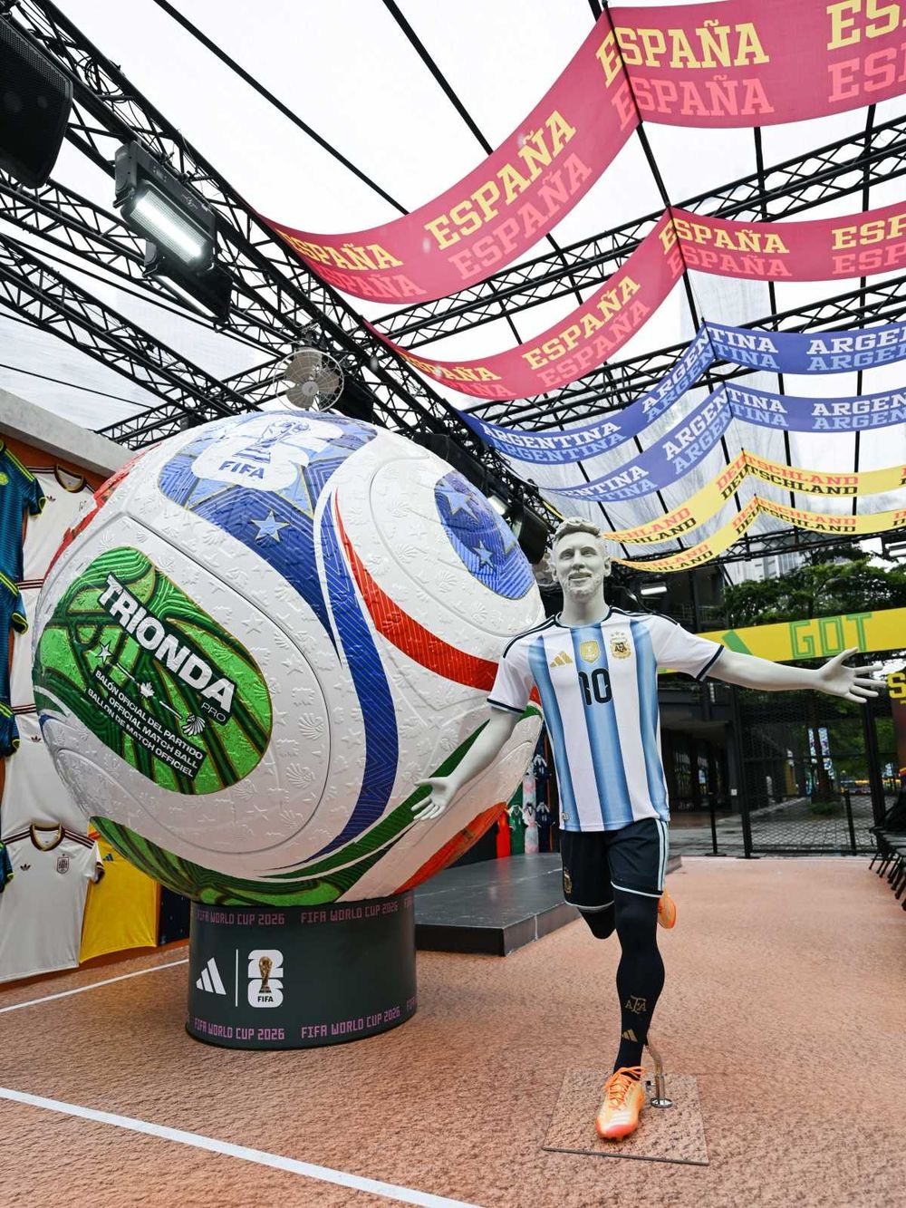 足球迷瘋掉！adidas「世界盃足球街區」空降信義區！各國代表隊球衣、巨型足球得衝拍照打卡！-5