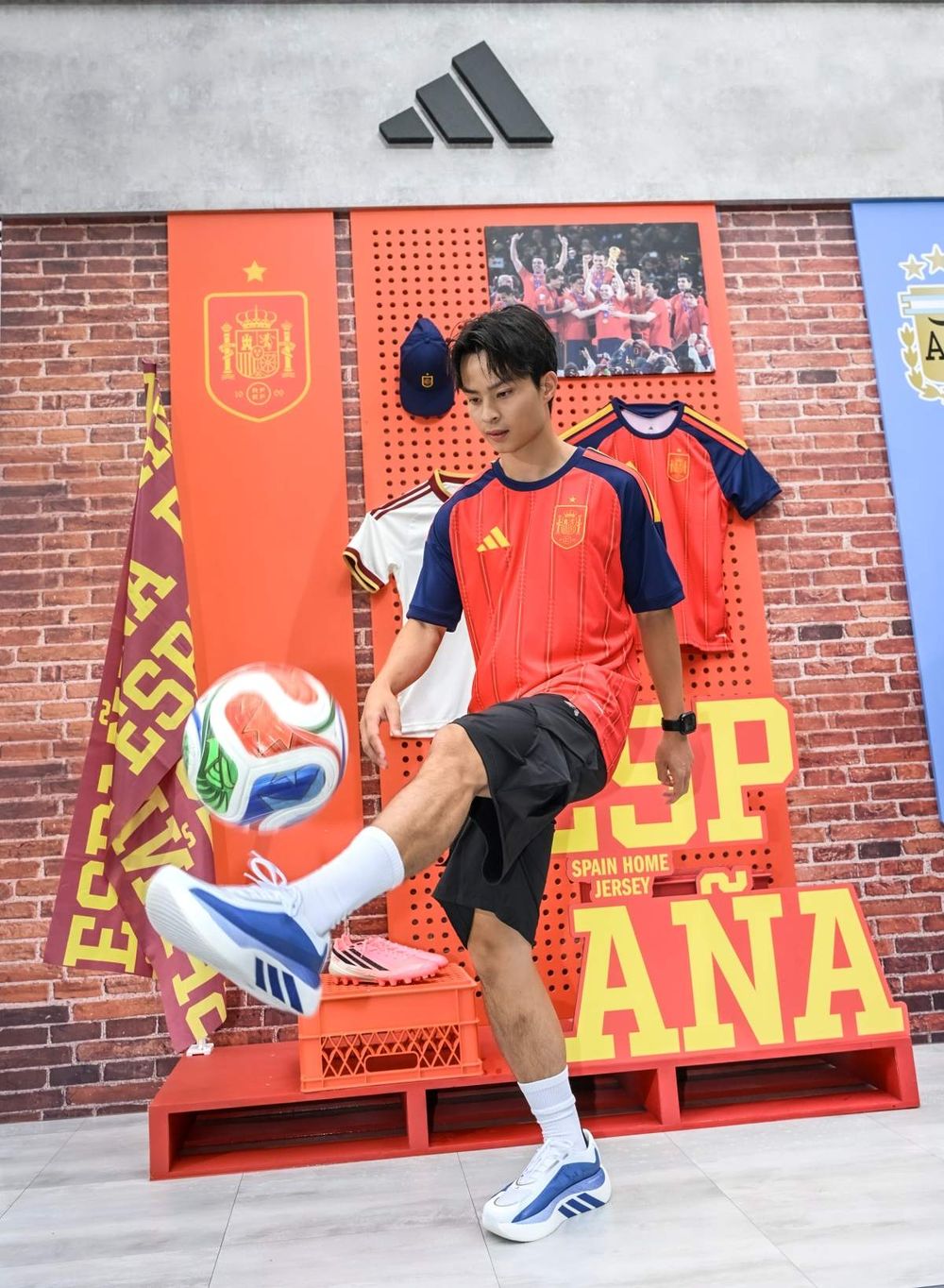 足球迷瘋掉！adidas「世界盃足球街區」空降信義區！各國代表隊球衣、巨型足球得衝拍照打卡！-11
