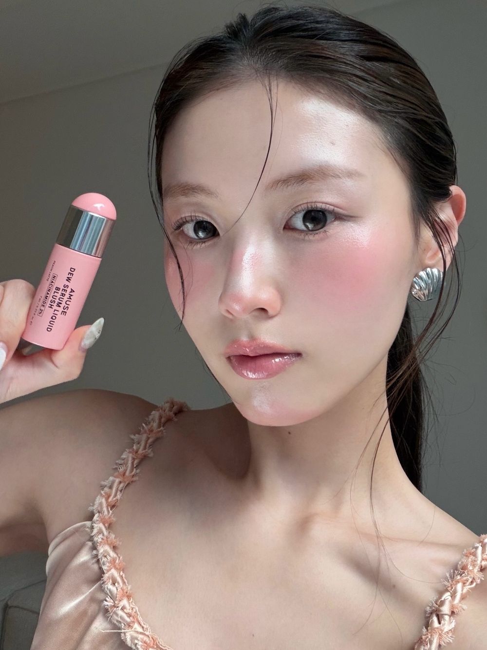 整個韓妝界都在瘋保養級頰彩！「AMUSE精華腮紅液」媲美大牌養膚實力、拍出透潤健康血色，這色號補貨11次還不夠賣！-6