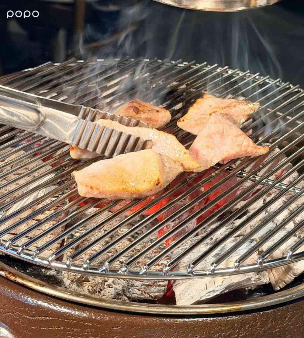 BTS V、許光漢都愛的「囕盈豚」來了！炭火燒烤肉香超濃、「老饕豬&霜降豬」五大必點部位一次看！-7