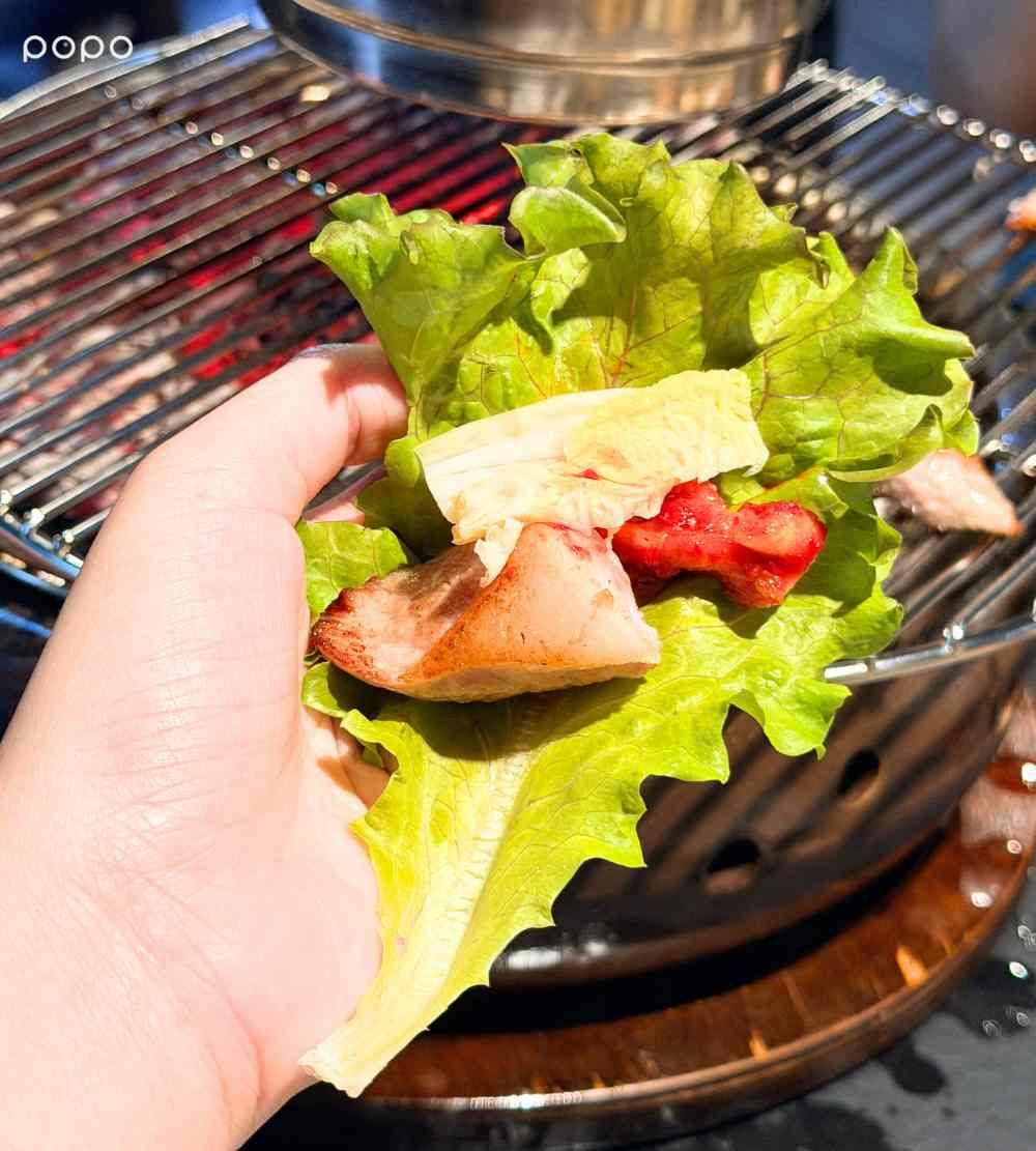 BTS V、許光漢都愛的「囕盈豚」來了！炭火燒烤肉香超濃、「老饕豬&霜降豬」五大必點部位一次看！-8