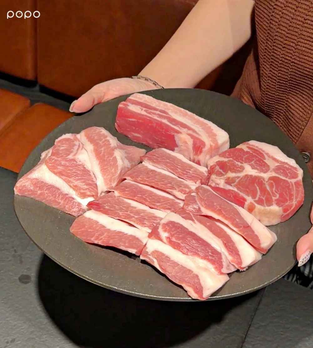BTS V、許光漢都愛的「囕盈豚」來了！炭火燒烤肉香超濃、「老饕豬&霜降豬」五大必點部位一次看！-13