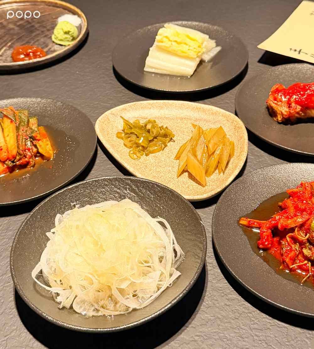 BTS V、許光漢都愛的「囕盈豚」來了！炭火燒烤肉香超濃、「老饕豬&霜降豬」五大必點部位一次看！-5