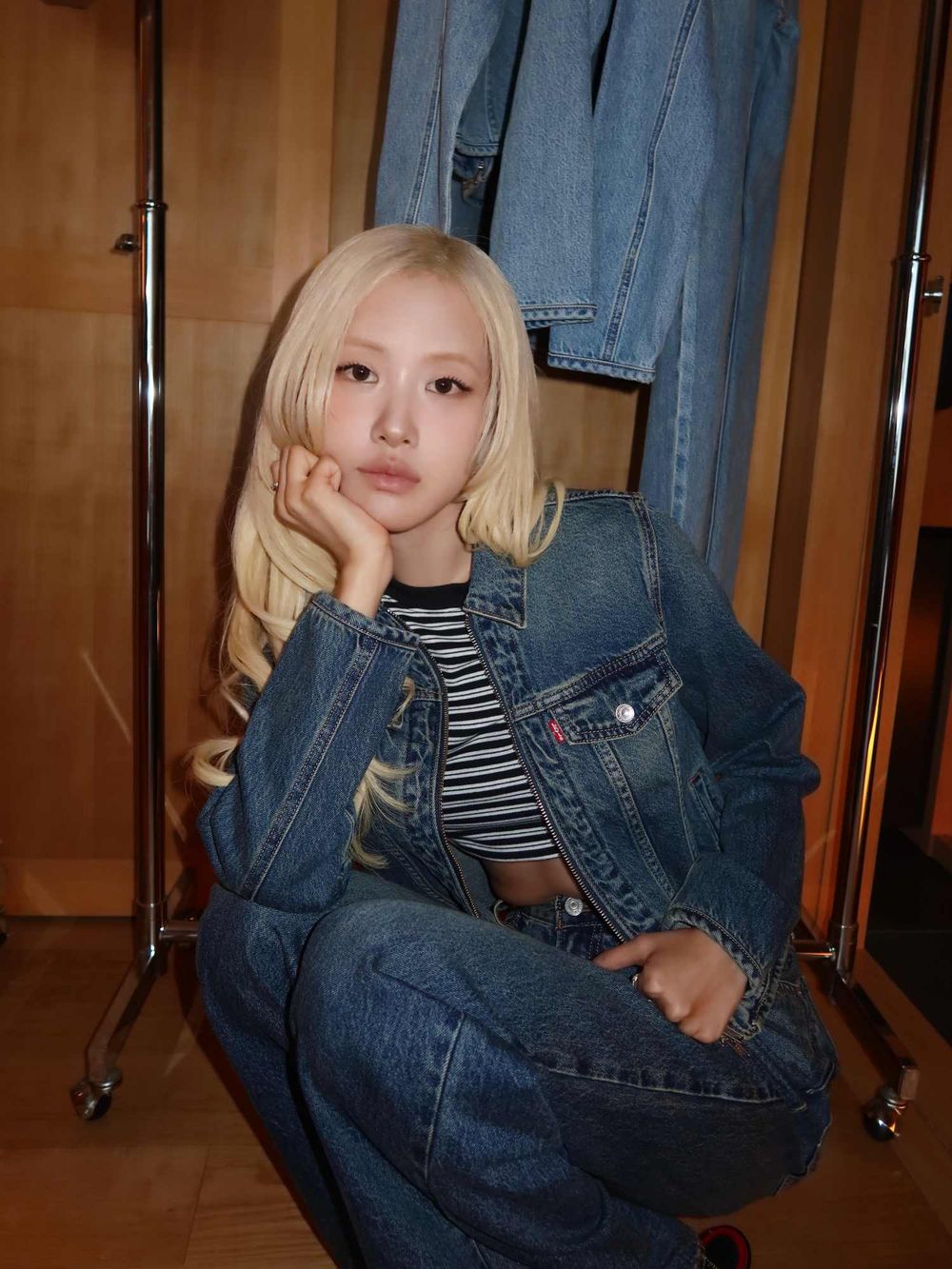 終於等到！Rosé的Levi's聯名來了！牛仔褲皮標超可愛、外套也要整套收！台灣這天開賣！-3