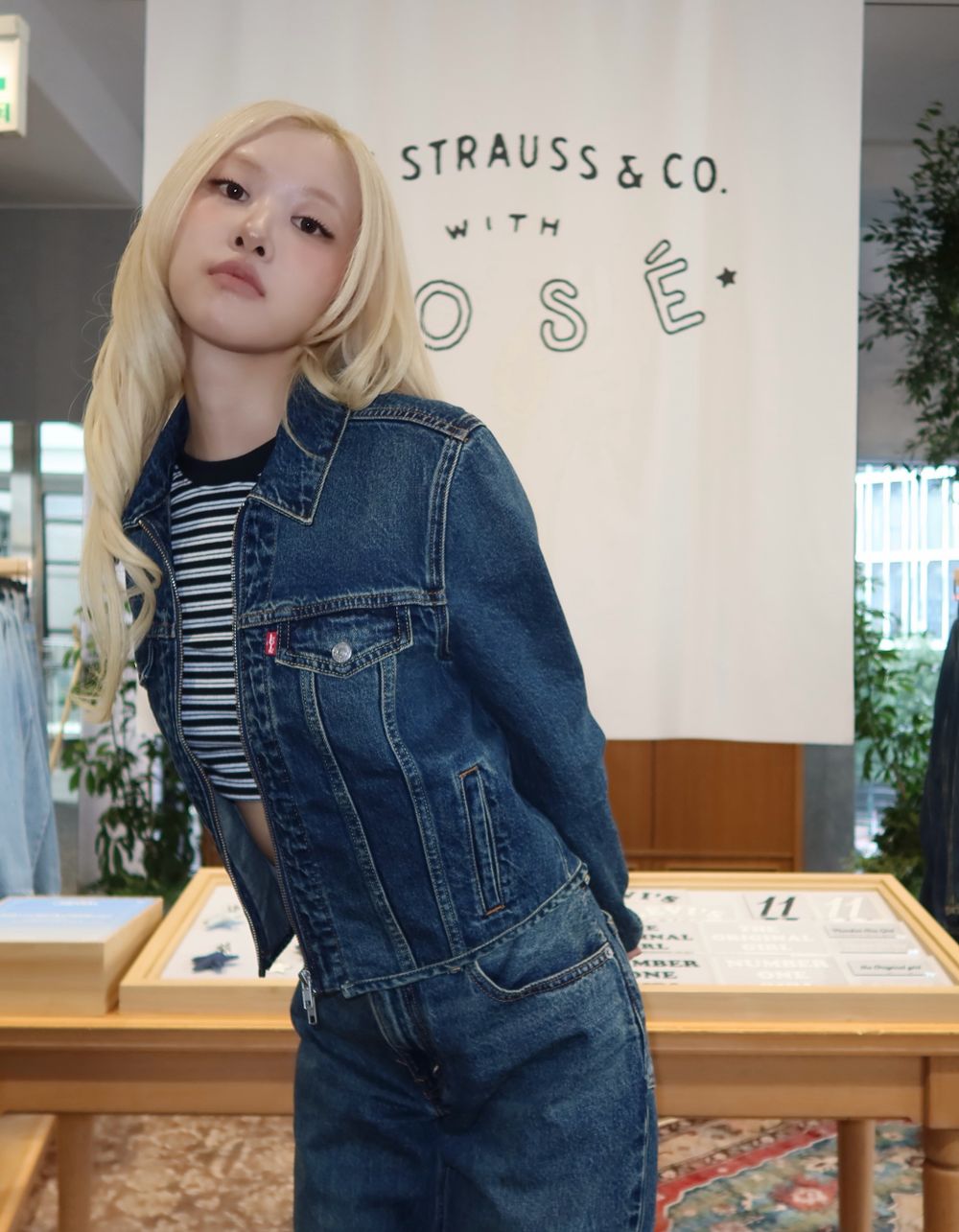 終於等到！Rosé的Levi's聯名來了！牛仔褲皮標超可愛、外套也要整套收！台灣這天開賣！-7