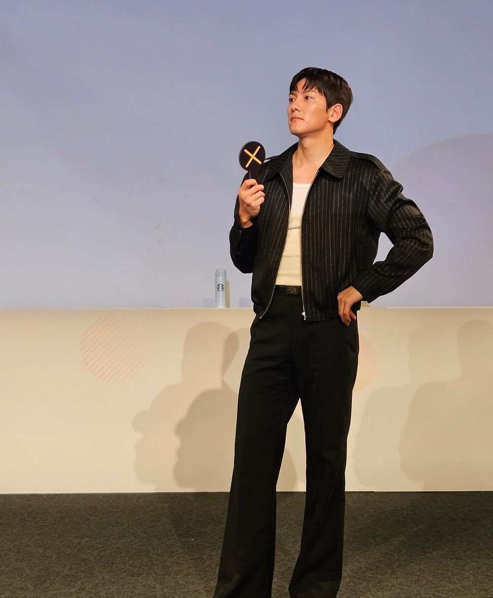 39歲池昌旭降臨信義快閃店、白西裝王子降臨！公開透亮好膚況祕訣，每週健身、拳擊練出寬肩身材！-4