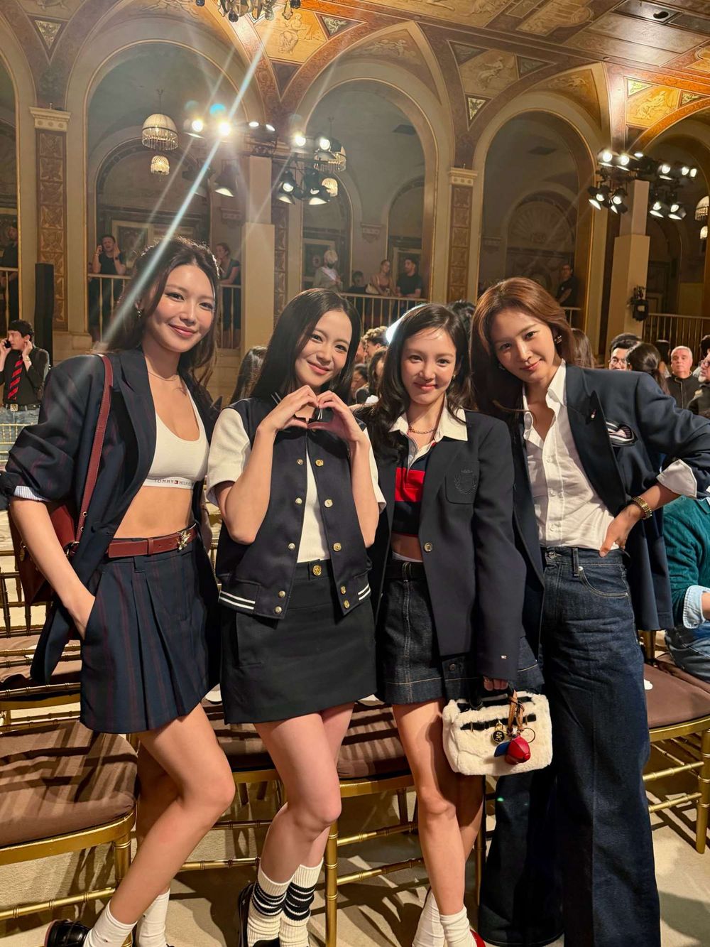 這狀態「嫩的像女大生」！Jisoo紐約Tommy看秀日記來了！少時「孝利秀」兩代女團世紀合照太珍貴！-10